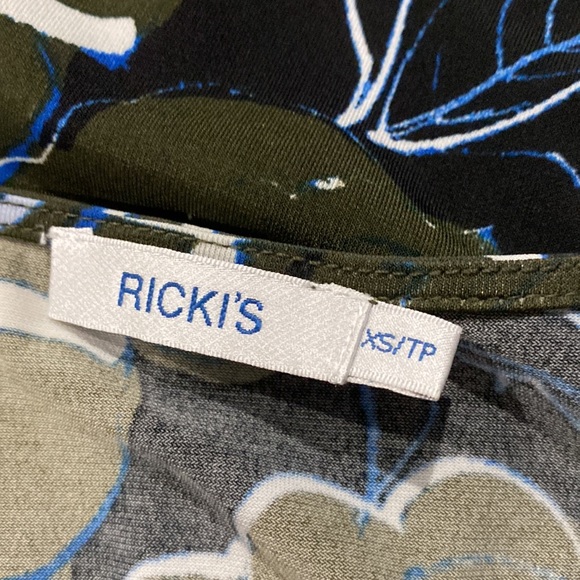 Ricki’s | Woman’s Sleeveless Blue and Dark Green Print Blouse - Size XS - Picture 4 of 5